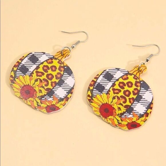 Adorable NWT Fall Themed Earrings - Picture 4 of 4